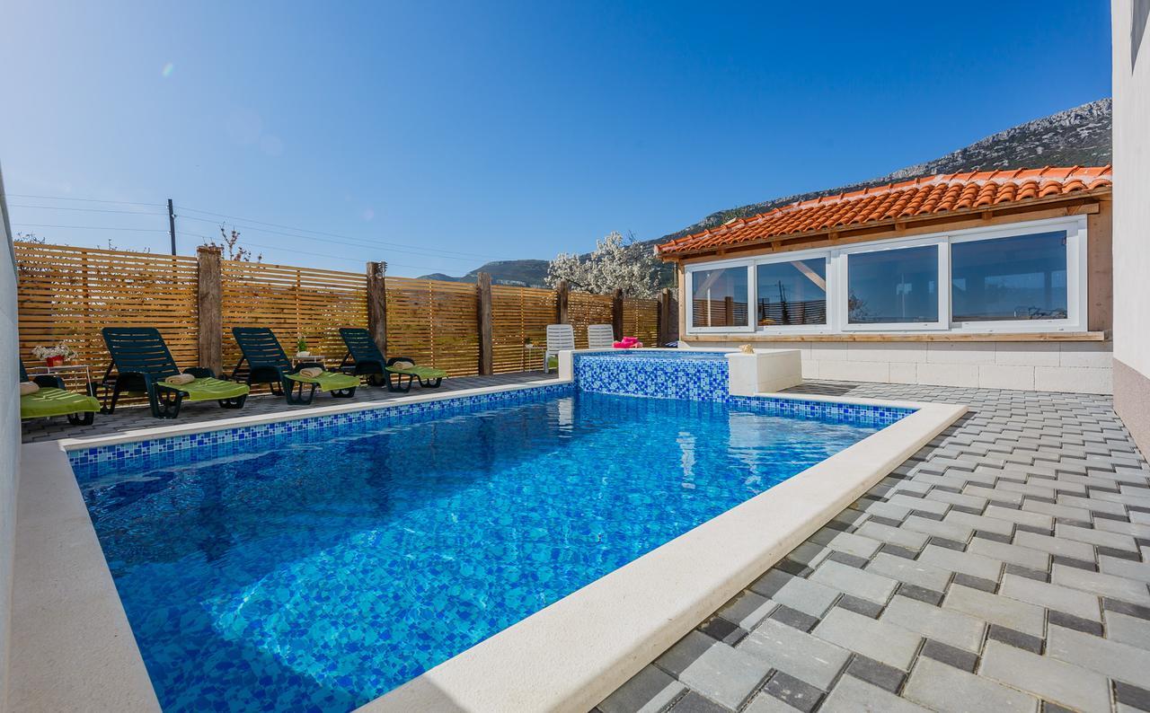 Holiday Home Chester With Heated Pool Kastela Exterior photo